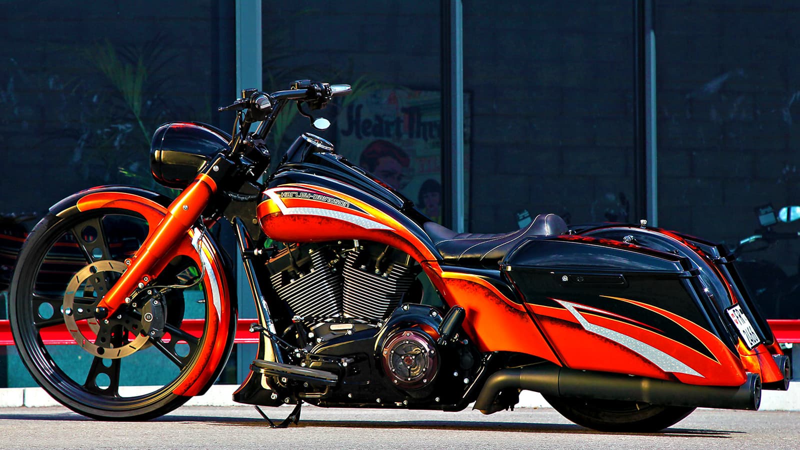 Harley-Davidson custom peinte à la carrosserie